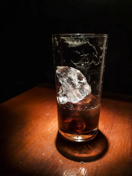 Coupe en verre avec glace au bar — Photo