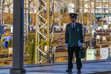 Tren İstasyonu'nda Tranportation Officer, Tokyo, Japonya