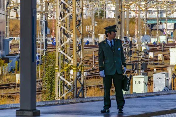 Oficial de transporte en la estación de tren, Tokio, Japón — Foto de Stock