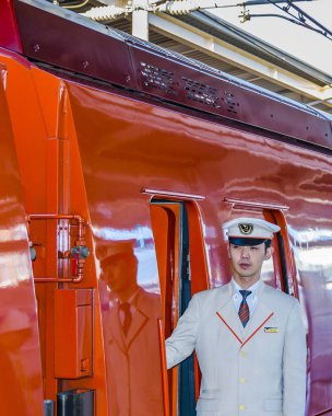 Tren İstasyonu'nda Tranportation Officer, Tokyo, Japonya