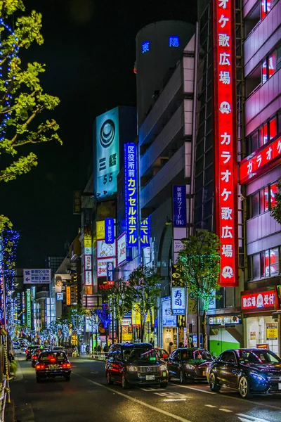 Городская ночная сцена района Синдзю, Токио, Япония — стоковое фото