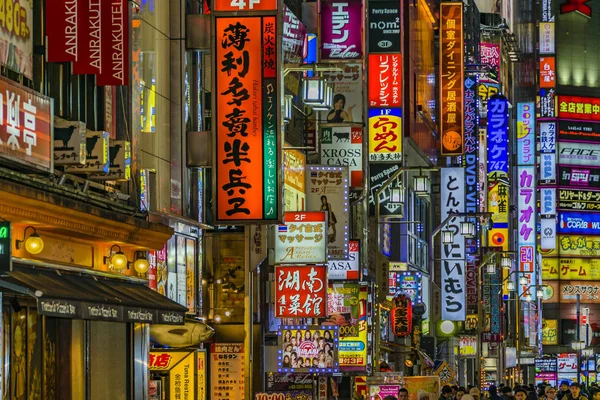 Scena notturna urbana del distretto di Shinjuku, Tokyo, Giappone — Foto Stock