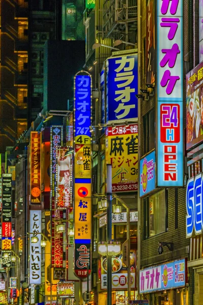 Escena nocturna urbana del distrito de Shinjuku, Tokio, Japón —  Fotos de Stock