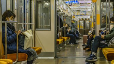 Yarım Girişmetro treniç, Tokyo, Japonya