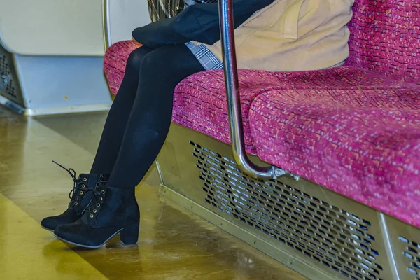 Detalle de piernas de mujer sentado en el tren —  Fotos de Stock