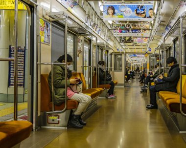 Yarım Girişmetro treniç, Tokyo, Japonya