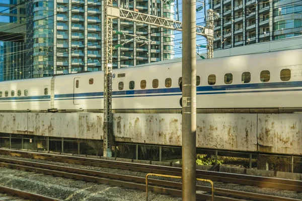 Tåg anländer till stationen, Tokyo, Japan — Stockfoto