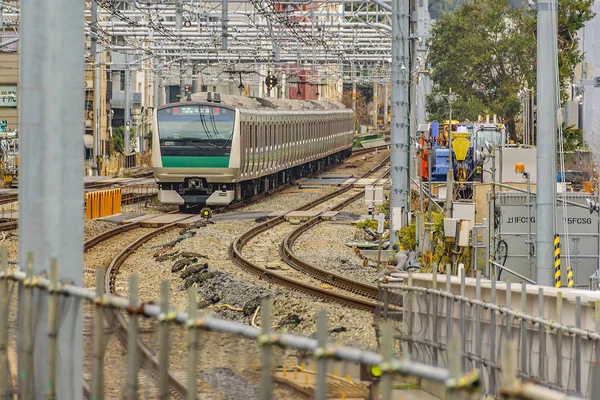 Trein aangekomen naar station, Tokio, Japan — Stockfoto