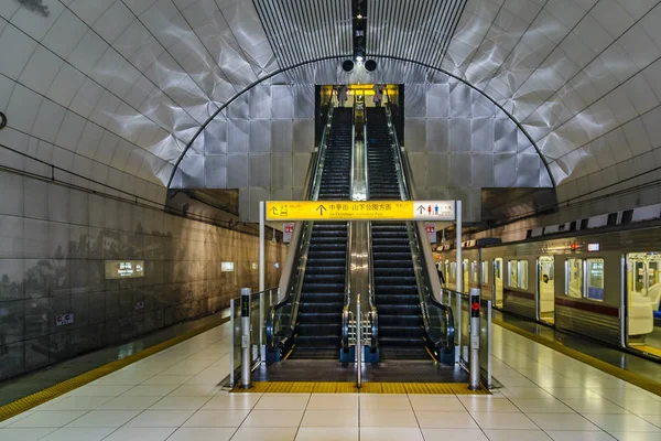 Linha de metrô vazia do metrô, Yokohama, Japão — Fotografia de Stock