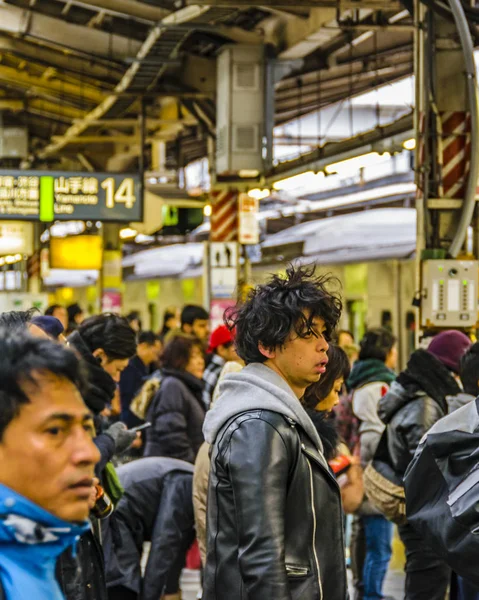 Persone in attesa di treno, Tokyo, Giappone — Foto Stock