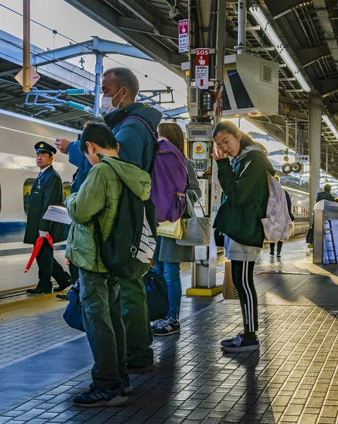 Az emberek várnak a vonat, Tokió, Japán — Stock Fotó