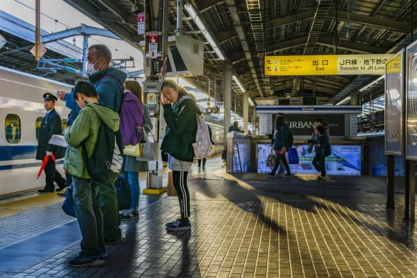 Ludzie czekają na pociąg, Tokio, Japonia — Zdjęcie stockowe