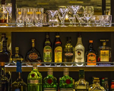 Elegant Pub'da İçecek Şişeleri, Tokyo, Japonya