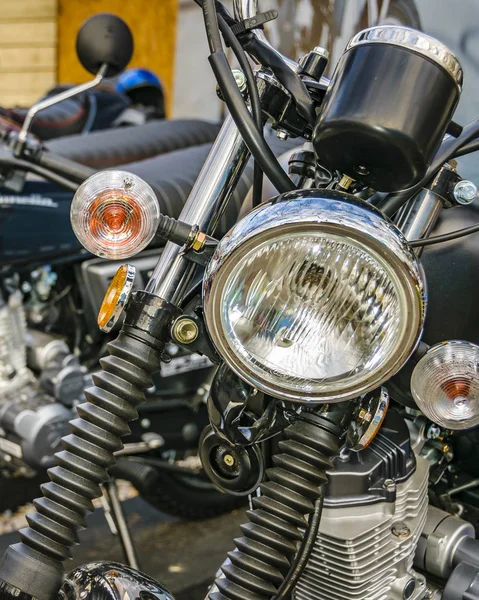 Перегляд деталей двох мотоциклів — стокове фото