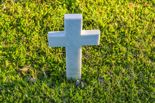 Cruz pequeña, Cementerio, Montevideo, Uruguay — Foto de Stock