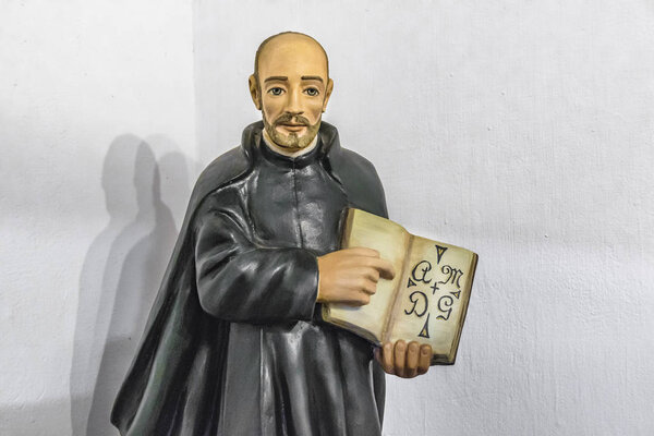 Скульптура деревянного священника
