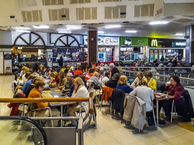 İnsanlar Bingo, Montevideo, Uruguay 'da oynuyor.