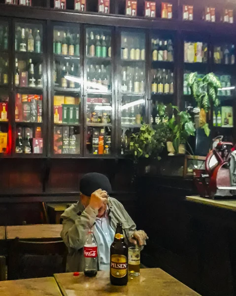 Geleneksel Bar İç Sahnesi, Montevideo, Urugua 'da kıdemli adam. — Stok fotoğraf