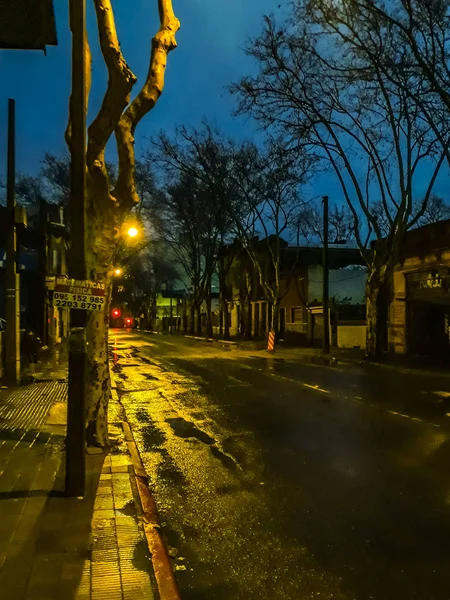 Leere Straße urbane Nacht Szene, montevideo, uruguay — Stockfoto