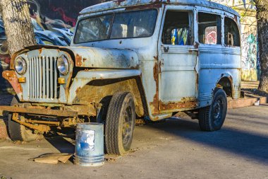 Sokakta terk edilmiş eski bir cip.