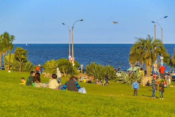 Parque frente al mar, Barrio Buceo, Montevideo, Uruguay —  Fotos de Stock