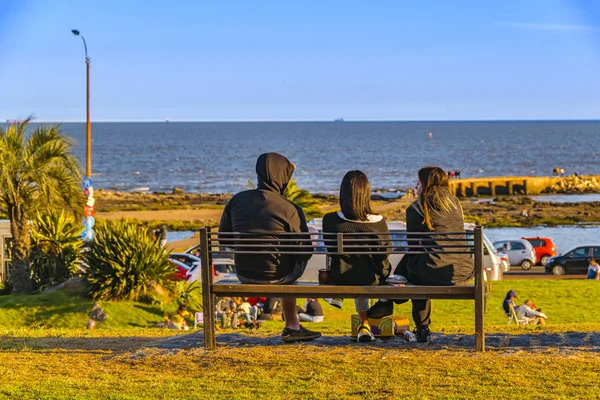 Parque frente al mar, Barrio Buceo, Montevideo, Uruguay —  Fotos de Stock