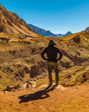 Arkaya bakan adam Aconcagua Milli Parkı, Mendoza Bölgesi, Arjantin