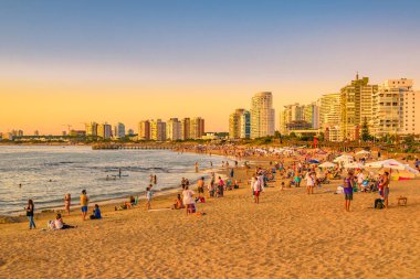 PUNTA DEL ESTE, URUGUAY, FEBRUARY - 2020 Yaz sahnesi Punta del este City, Uruguay 'daki kalabalık mansa plajında