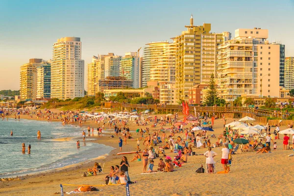 2017年2月1日至2020年1月1日 乌拉圭 乌卢瓜伊 彭塔德莱斯特市拥挤的曼萨海滩的夏季风景 — 图库照片