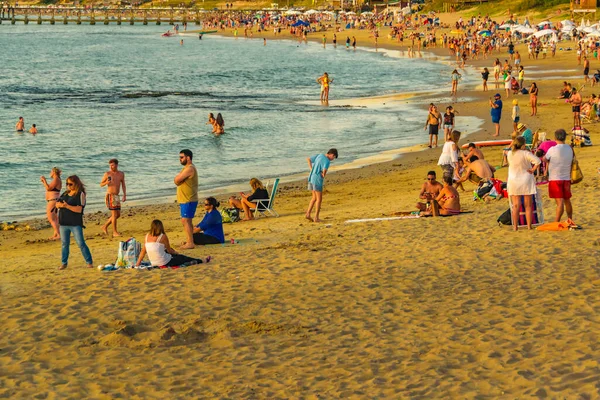2017年2月1日至2020年1月1日 乌拉圭 乌卢瓜伊 彭塔德莱斯特市拥挤的曼萨海滩的夏季风景 — 图库照片
