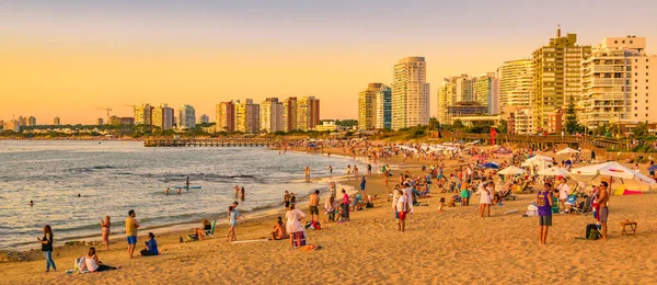 Punta Del Este Uruguay February 2020 Летняя Сцена Переполненном Пляже — стоковое фото