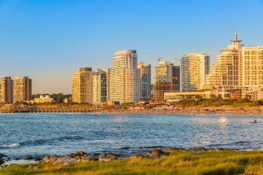 Punta del este City, Uruguay 'daki Mansa Sahili' nde yaz manzarası