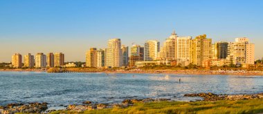 Punta del este City, Uruguay 'daki Mansa Sahili' nde yaz manzarası