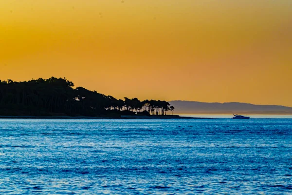 ウルグアイのプンタ エステ市のマンサビーチでゴリリ島の夕日のシーン — ストック写真