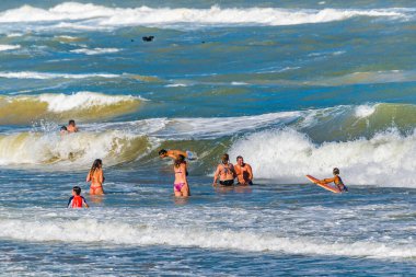 PUNTA DEL ESTE, URUGUAY, FEBRUARY - 2020 - insanlar Punta del este, Uruguay 'daki ünlü brava plajında banyo yapıyorlar