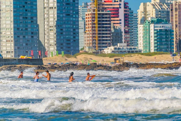 Punta Del Este Uruguay Febrero 2020 Personas Bañándose Famosa Playa — Foto de Stock