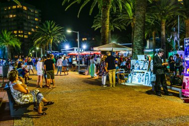 PUNTA DEL ESTE, URUGUAY, FEBRUARY - 2020 - Geleneksel sokak fuarında şehir gece kalabalığı, punta del este şehri, Uruguay