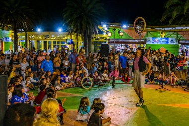 PUNTA DEL ESTE, URUGUAY, FEBRUARY - 2020 - Geleneksel sokak fuarında şehir gece kalabalığı, punta del este şehri, Uruguay