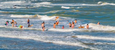 PUNTA DEL ESTE, URUGUAY, FEBRUARY - 2020 - insanlar Punta del este, Uruguay 'daki ünlü brava plajında banyo yapıyorlar