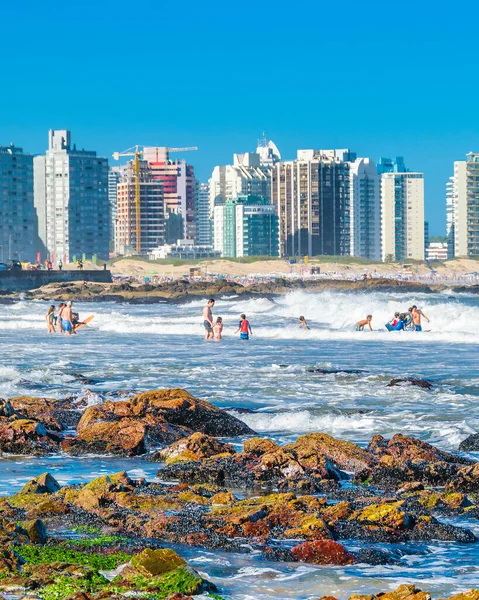 Punta Del Este Uruguay Febrero 2020 Personas Bañándose Famosa Playa — Foto de Stock