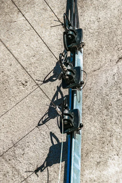 Stromkabel Für Sicherheitssystem Über Betonwand — Stockfoto