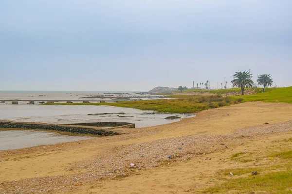 冬霧シーンにPunta Carretas小さな空のビーチ モンテビデオ Uruguay — ストック写真