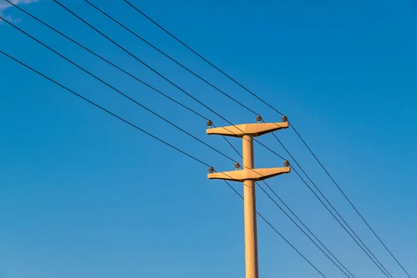 Низкий Угол Съемки Электрических Линий Открытом Воздухе День Сцены — стоковое фото