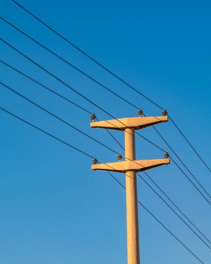 Düşük açılı çekim elektrik hatları açık hava günü sahnesi