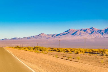 Kurak arazide boş otoyol, San Juan vilayeti, Arjantin