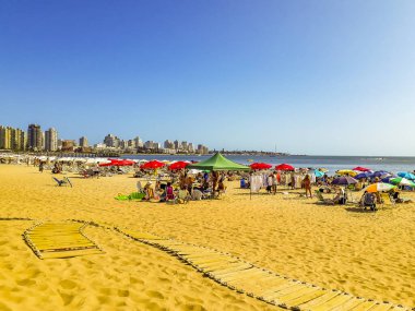 PUNTA DEL ESTE, URUGUAY, FEBRUARY - 2020 Yaz sahnesi Punta del este City, Uruguay 'daki kalabalık mansa plajında