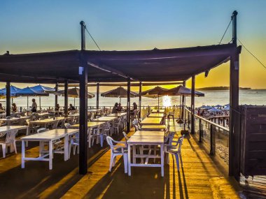 PUNTA DEL ESTE, URUGUAY, FEBRUARY - 2020 - Punta del este City, Uruguay 'daki Mansa sahilindeki liman restoranı