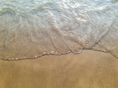 Sahilde yüksek açılı köpük.