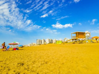 PUNTA DEL ESTE, URUGUAY, FEBRUARY - 2020 Yaz sahnesi Punta del este City, Uruguay 'daki kalabalık mansa plajında