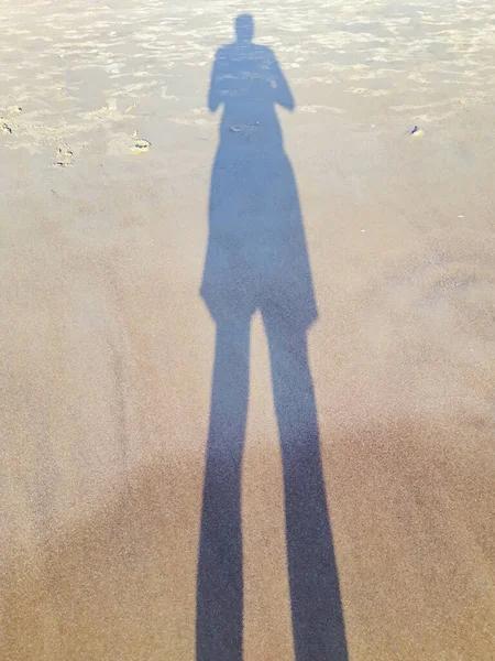 男影砂のビーチに反映 — ストック写真
